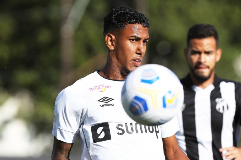 Santos pode antecipar compra de destaque da base