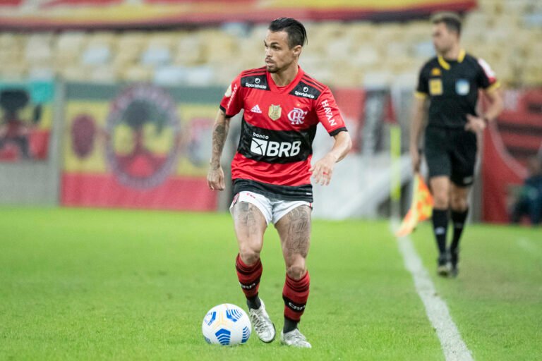 Michael aceita ouvir proposta de clube árabe e pode sair do Flamengo