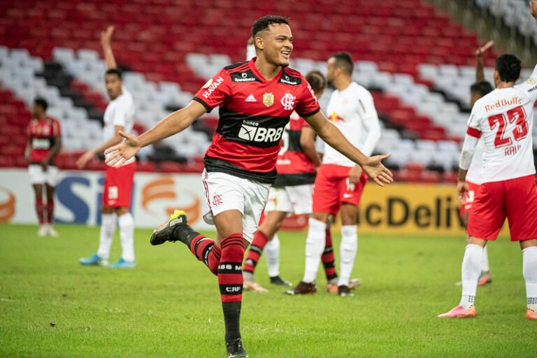 Flamengo procura vender três atacantes para o futebol árabe