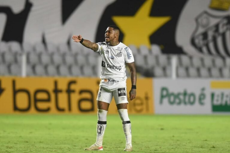 Após a vitória no clássico, Marinho falou sobre o sacrifício de John; “É na raça, né”
