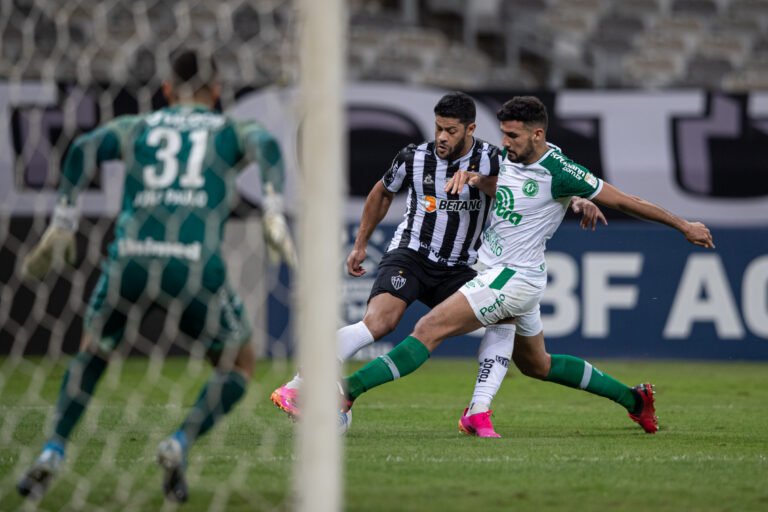 Hulk fica na bronca com a arbitragem após tropeço alvinegro: “O fato de eu ser forte impede que eu sofra falta?”
