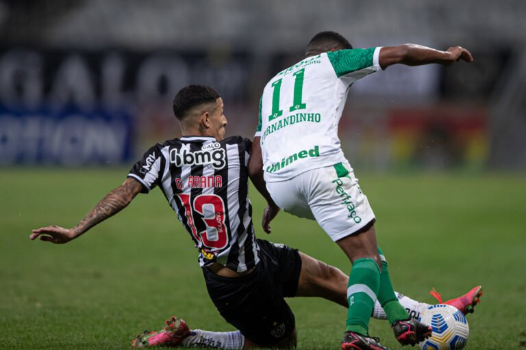 Atlético tropeça em casa em amargo empate diante da Chapecoense