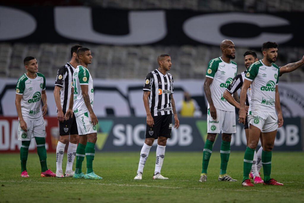 O técnico analisou o empate diante da Chapecoense e exaltou a raça do zagueiro, que atuou no sacrifício após sentir lombalgia no aquecimento