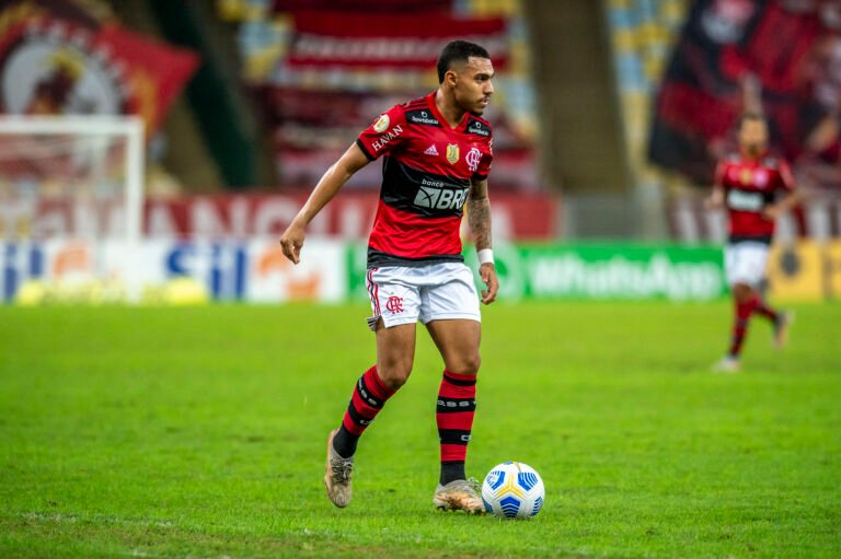 Matheuzinho dobra número de assistências em relação a 2020 e lidera quesito no Flamengo