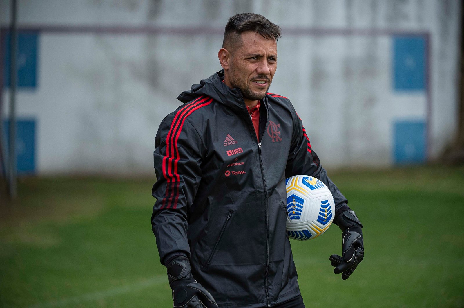 Diego Alves não treina no campo e pode ser poupado pelo Flamengo contra o Cuiabá