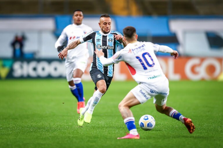 Torcida organizada do Grêmio protesta após empate com o Fortaleza