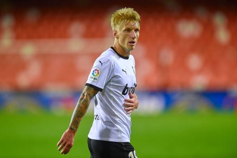 Sporting muito perto de acordo por lateral do Valencia