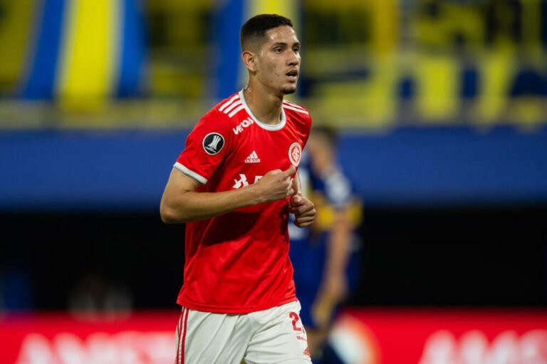 Internacional recebe oferta do Porto por Praxedes