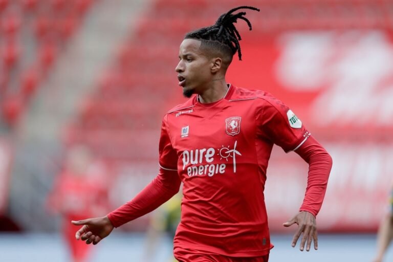 Oficial: Benfica empresta Ebuehi ao Venezia