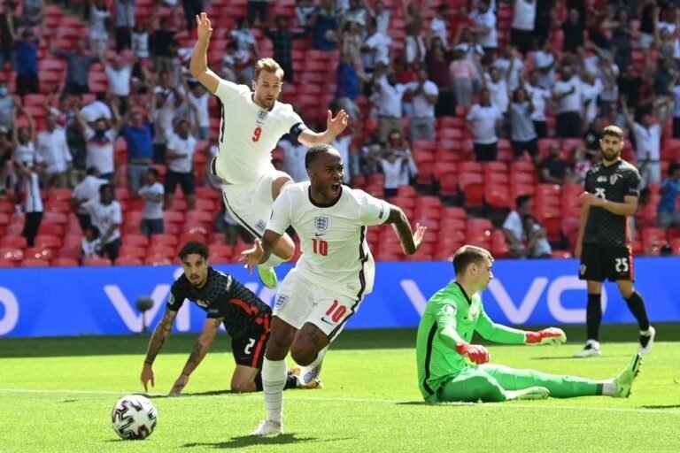 Sterling decide, e Inglaterra vence a Croácia na estreia da Euro