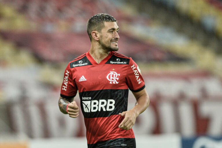 Arrascaeta volta a testar positivo para Covid-19 e desfalca Seleção Uruguaia