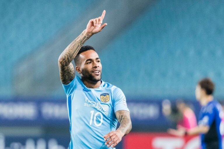 Grêmio se interessa por Alex Teixeira, jogador revelado pelo Vasco e atualmente sem clube