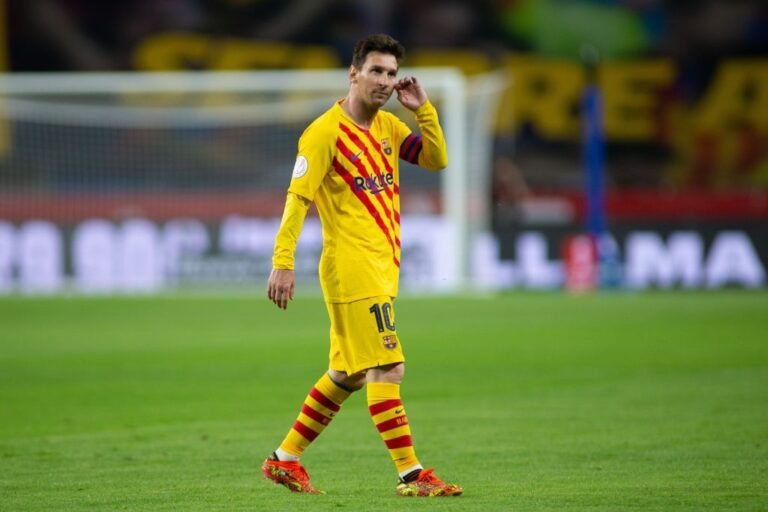 Presidente do PSG confirma negociação para contratar Messi