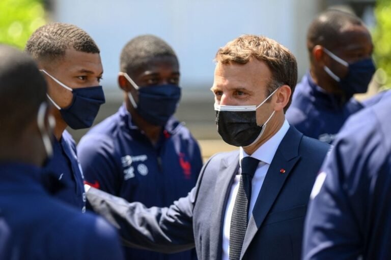 Presidente da França pede a Mbappé que permaneça no PSG