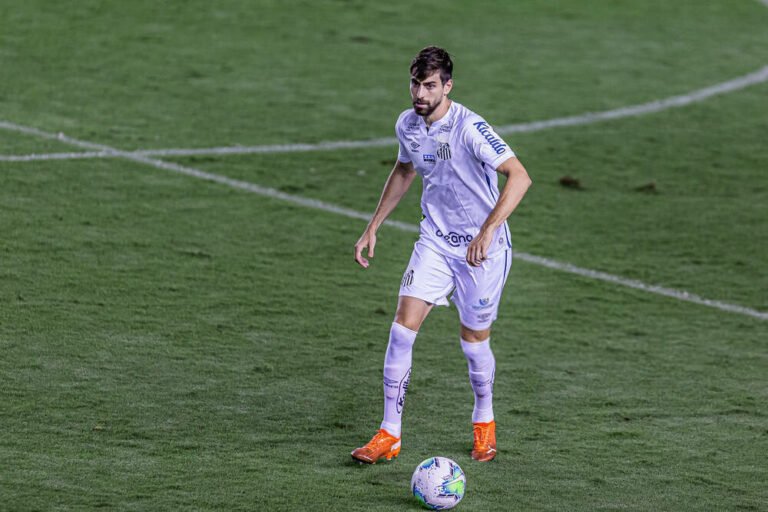 Após renovação de Carlos Sánchez, Luan Peres se torna o jogador mais bem pago no Santos