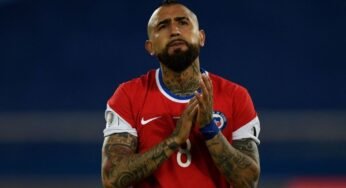 Alvo do Flamengo, Vidal perde pênalti e se livra de expulsão em estreia na Copa América