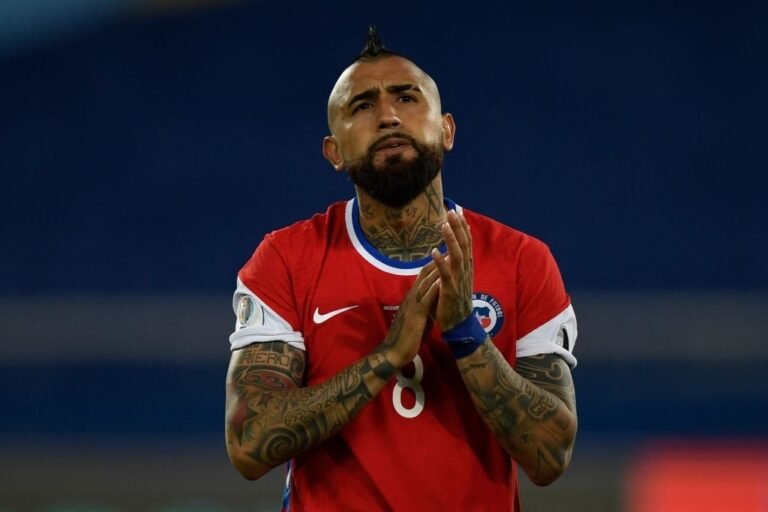 Alvo do Flamengo, Vidal perde pênalti e se livra de expulsão em estreia na Copa América