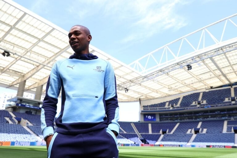 Fernandinho fica próximo de renovar com o Manchester City