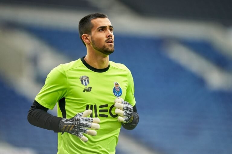 Com vários interessados, Porto pode vender Diogo Costa