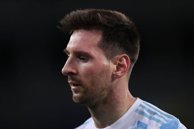 Messi ainda não aceitou proposta do Barcelona, diz jornal