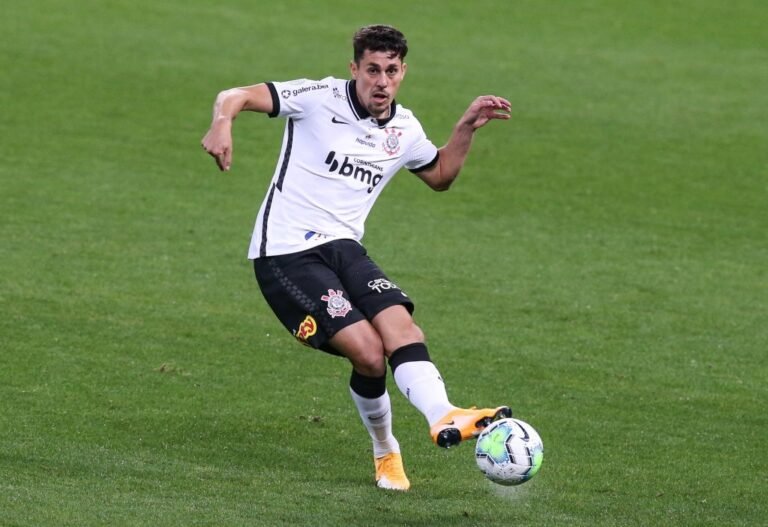 Após caso de racismo, torcedores exigem saída de Danilo Avelar do Corinthians