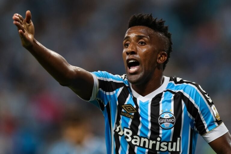 Vice-presidente do Grêmio garante permanência de Cortez: ‘Contamos com ele’