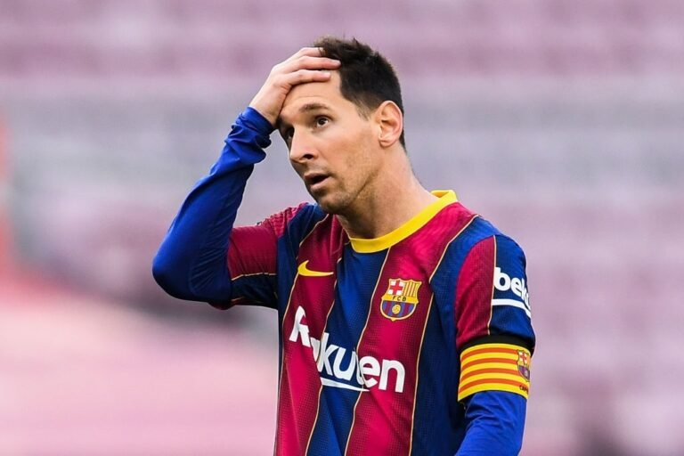 Barcelona precisa reduzir folha salarial para renovar com Messi