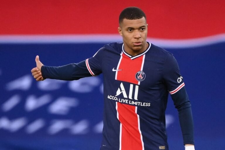 PSG prepara oferta irrecusável para convencer Mbappé a ficar