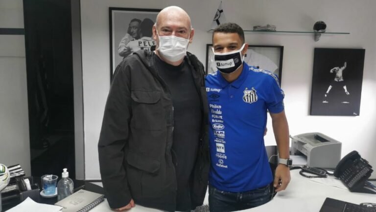 Santos anuncia renovação de Sandry até 2026
