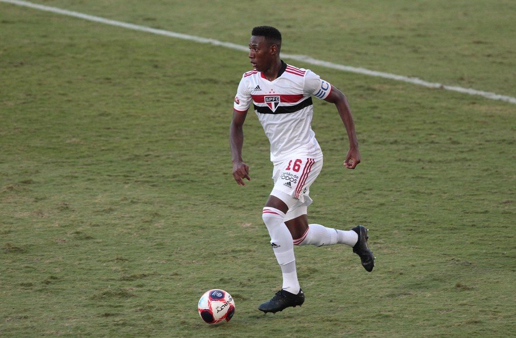 Negociações avançam e São Paulo encaminha renovação de Léo