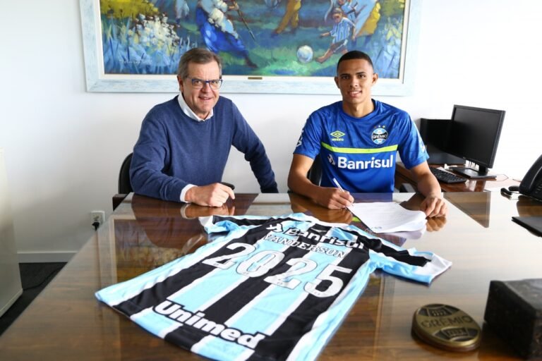 Grêmio anuncia a renovação de contrato com Vanderson
