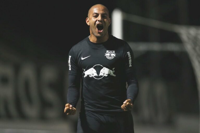 Red Bull Bragantino vence com hat-trick de Ytalo e assume a liderança do Brasileirão