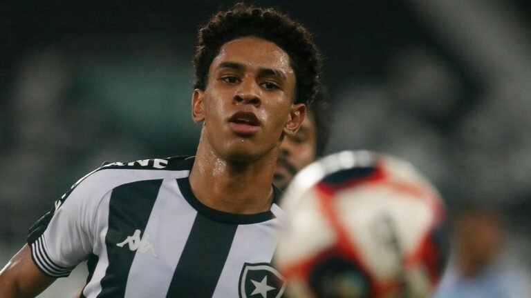 Internacional volta a negociar contratação de PV, do Botafogo