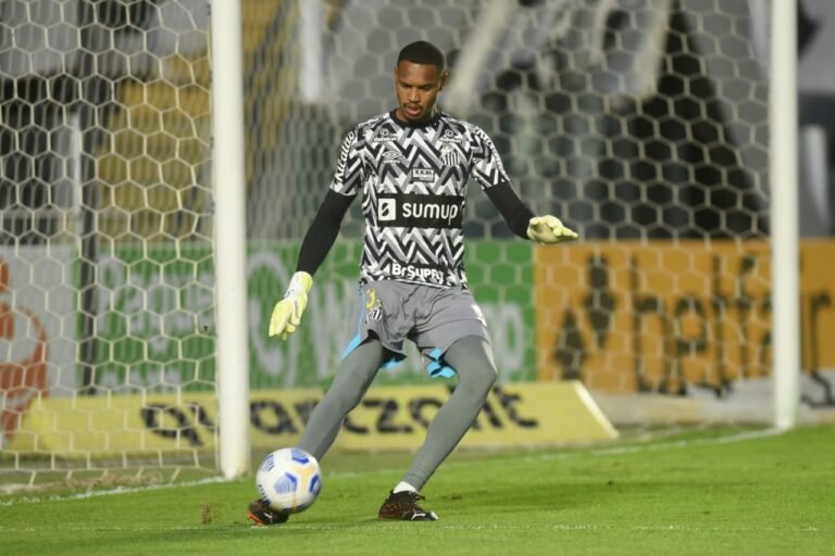 John tem torção no joelho e desfalca o Santos contra o Grêmio