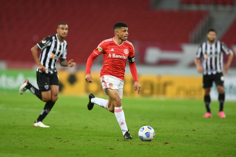 Taison posta mensagem que preocupa a torcida do Inter: “Logo agora”