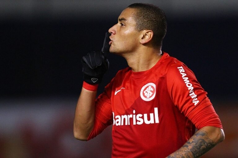 Internacional enfrenta Fortaleza e tenta fugir da ‘Lei do ex’