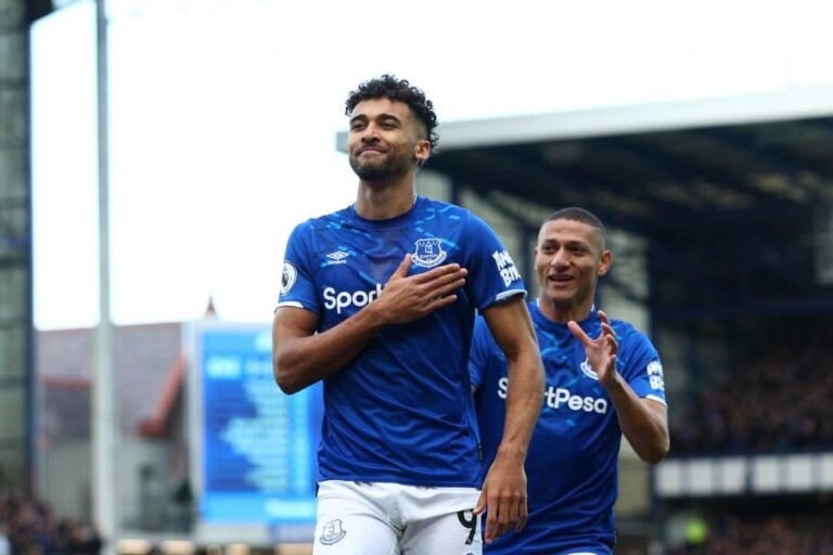 Arsenal e Manchester United disputam a contratação de Calvert-Lewin