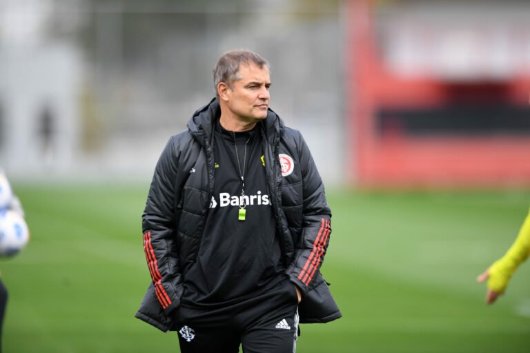 Aguirre observa mercado uruguaio na busca de reforços para o Internacional