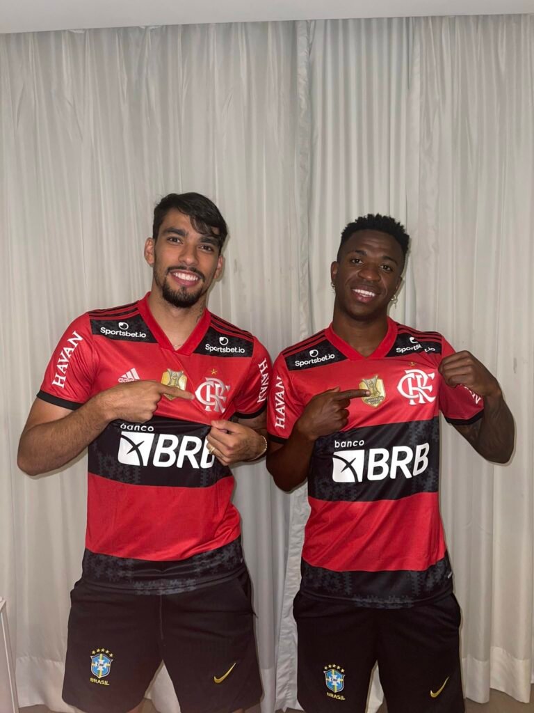 Paquetá e Vinícius Jr posam com a camisa do Flamengo e levam a torcida à loucura