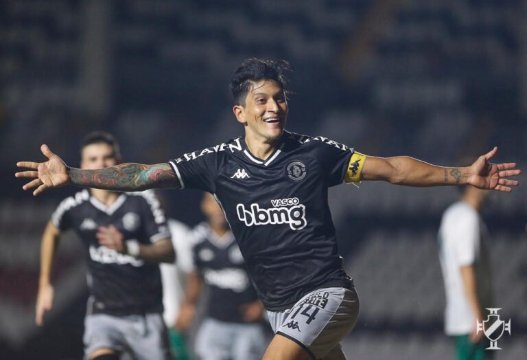 Com polêmica e gol de Cano, Vasco sai atrás no placar mas empata e se classifica na Copa do Brasil