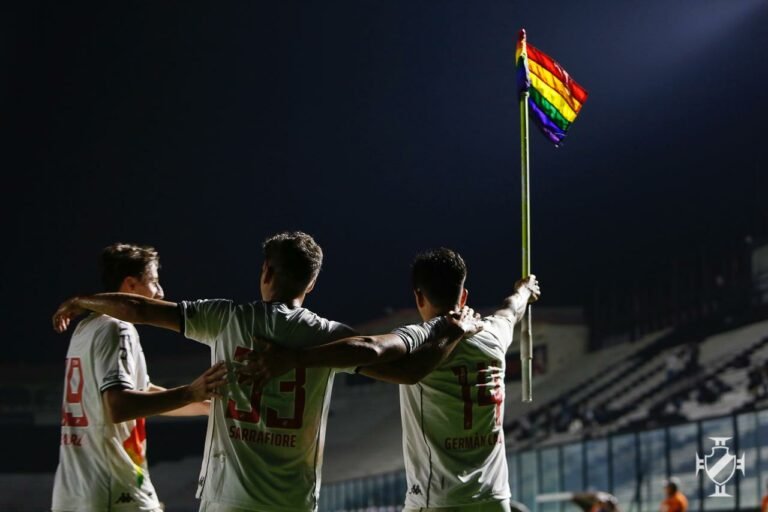 Cano comemora gol levantando bandeira LGBTQIA+ e Vasco vence o Brusque pela Série B