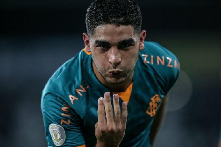 Clube uruguaio entra com processo na Fifa e cobra Fluminense por dívida de Michel Araújo