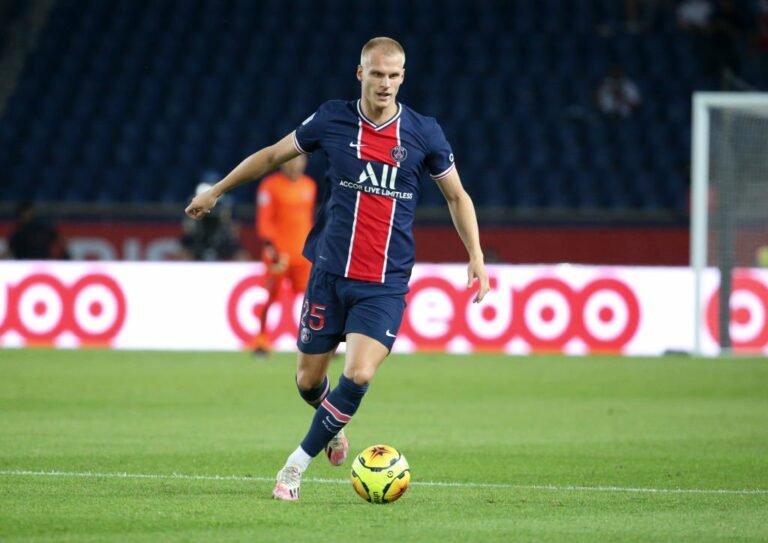 Mitchel Bakker é o principal alvo da Juventus na lateral-esquerda