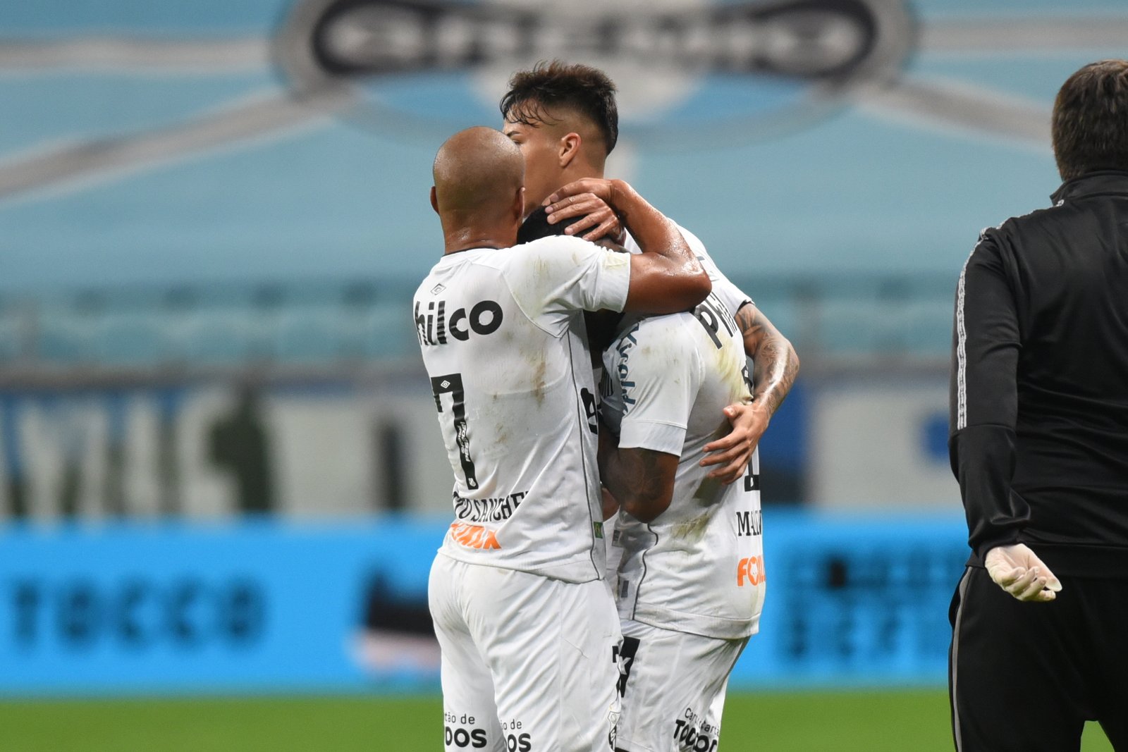 Análise: Santos comete muitos erros, mas busca ponto importante com destaques individuais
