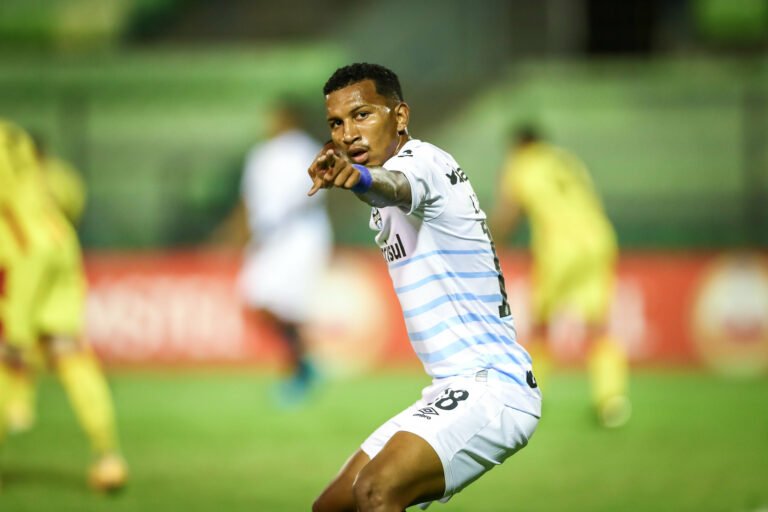 Santos descarta troca com Grêmio envolvendo Léo Chú e João Paulo