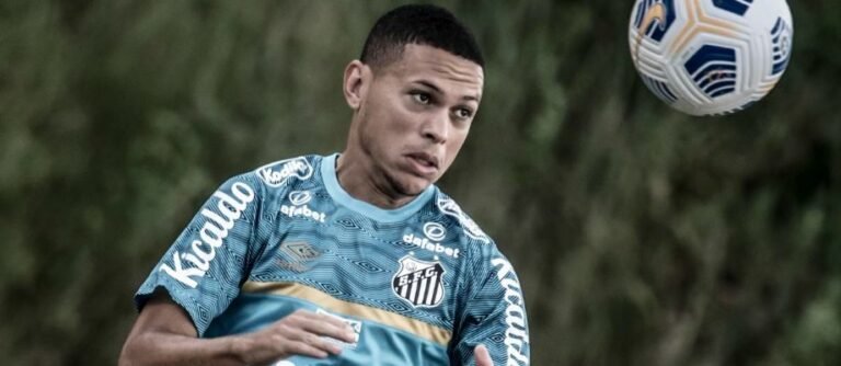 Marcos Guilherme vibra com adaptação no Santos e destaca briga com Lucas Braga por titularidade: “Disputa sadia”