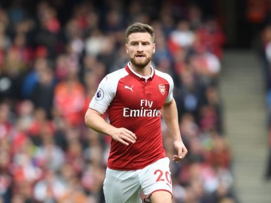 Barcelona pensa na contratação de Mustafi, que estava no Arsenal