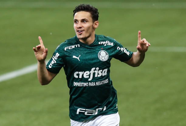 Palmeiras renova com Raphael Veiga e registra contrato