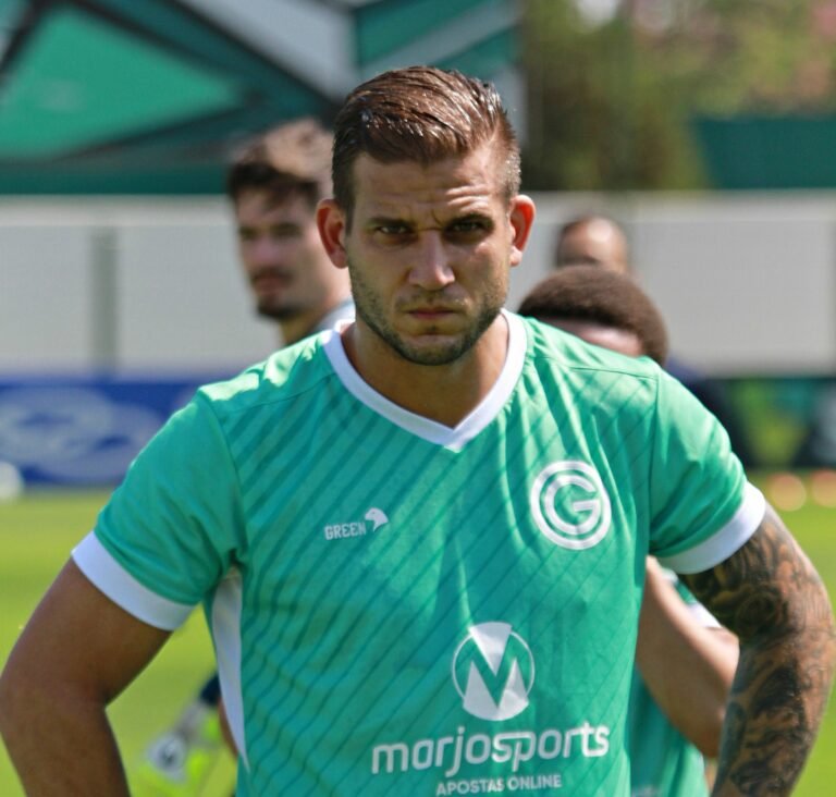 Rafael Moura chega nesta quarta ao Rio para assinar com o Botafogo