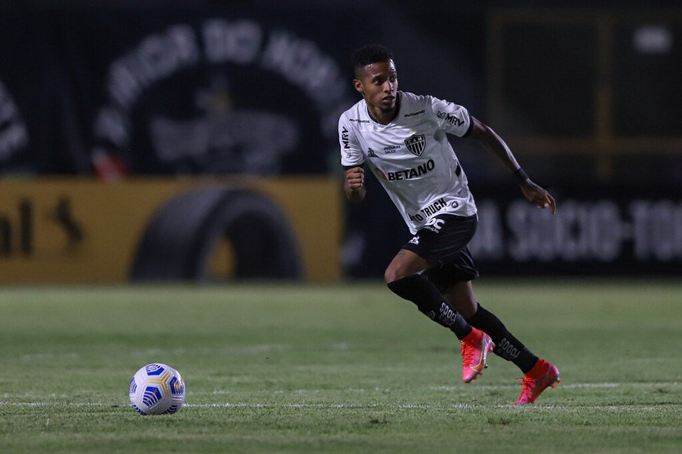 Para usar Tchê Tchê contra o São Paulo, Atlético terá que pagar multa